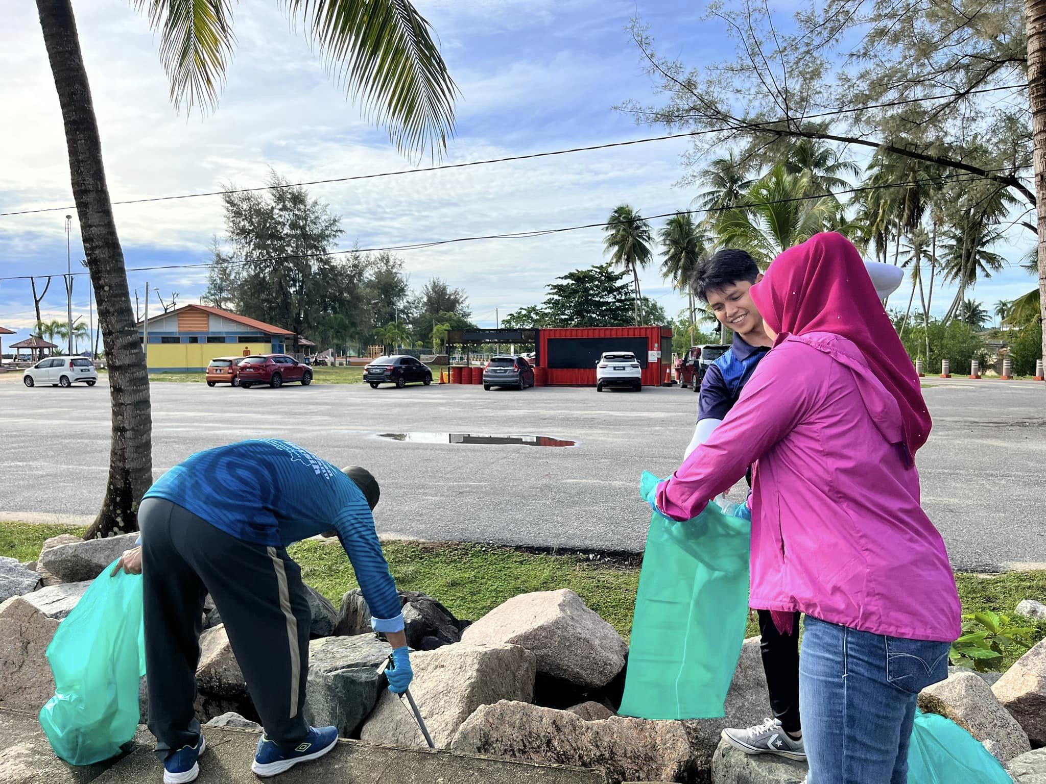 Program “Plogging” dan Pembersihan Pantai
