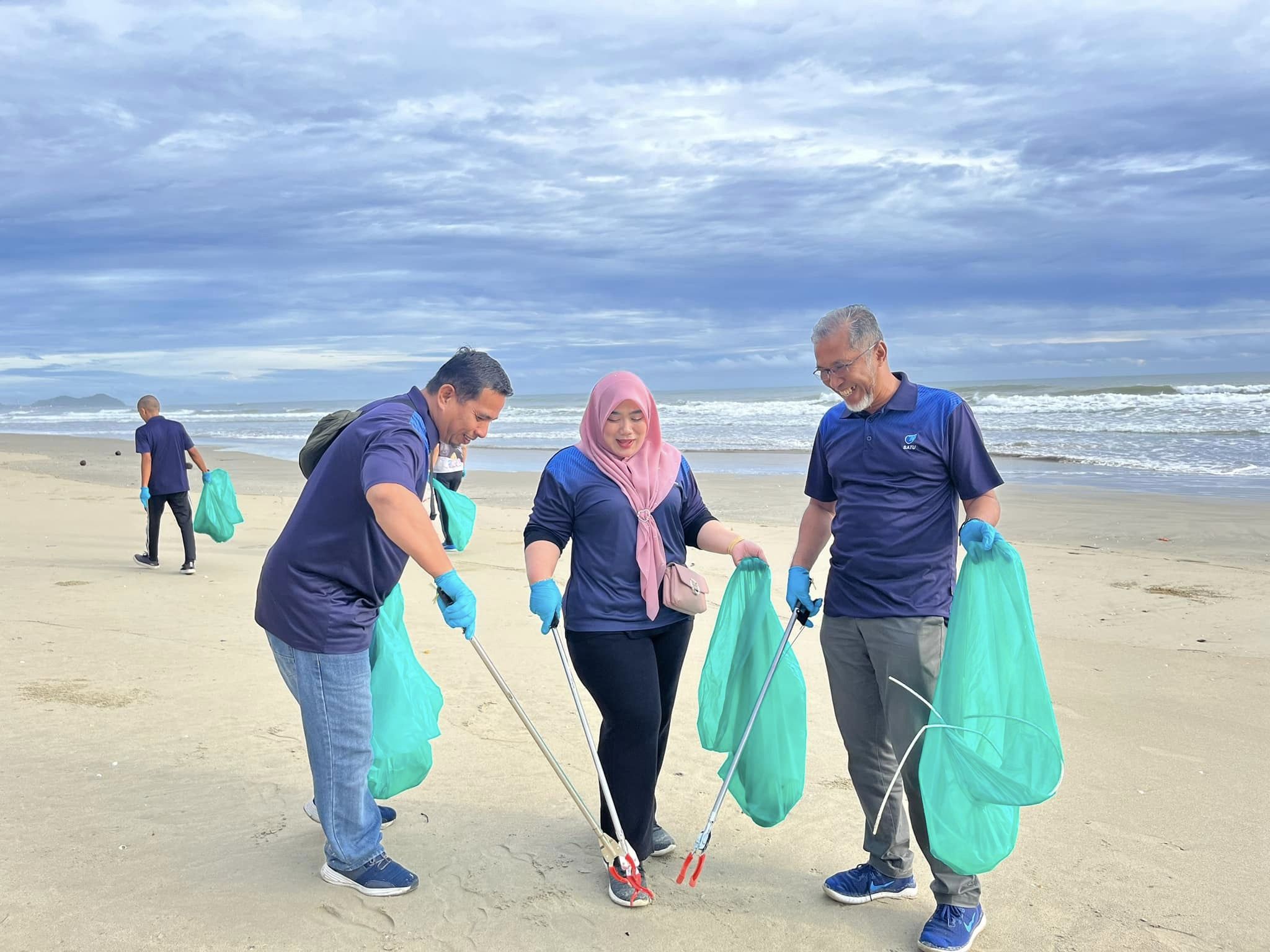 Program “Plogging” dan Pembersihan Pantai
