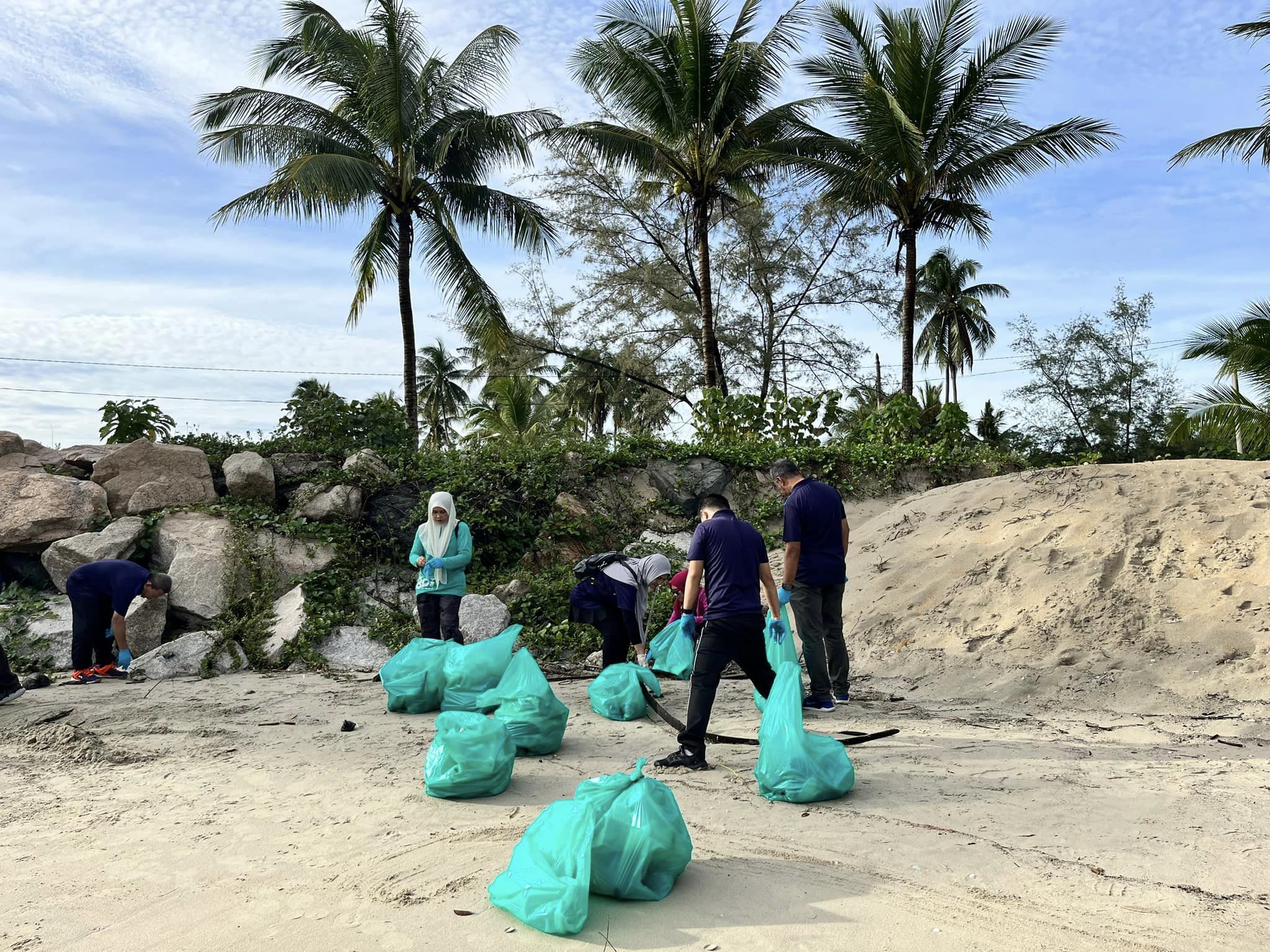 Program “Plogging” dan Pembersihan Pantai